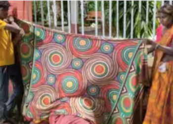 ദളിത് യുവതിയായതിനാല്‍ ചികിത്സ നിഷേധിച്ചു, ജാതിപ്പേര് വിളിച്ച് ആക്ഷേപവും, നടു റോഡില്‍ പ്രസവിച്ച് 20കാരി, സാരിയും ബെഡ്ഷീറ്റും മറച്ചുപിടിച്ച് ബന്ധുക്കള്‍, ആശുപത്രി ജീവനക്കാര്‍ക്കെതിരെ നടപടി
