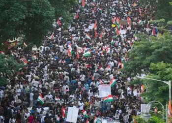 സിജെപി പ്രതിഷേധത്തിനിടെ കടുത്ത വെയിലും തിക്കും തിരക്കും, പ്രതിഷേധത്തിൽ പങ്കെടുക്കാനെത്തിയ 75കാരൻ ഹൃദയാഘാതത്തെ തുടർന്ന് മരിച്ചു, കടുത്ത നെഞ്ചുവേദന അനുഭവപ്പെട്ടതിനെ തുടർന്ന് ആശുപത്രിയിൽ പ്രവേശിപ്പിച്ചെങ്കിലും ജീവൻ രക്ഷിക്കാനായില്ല