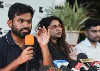 കഴിവ് കെട്ട സർക്കാർ…സാധാരണക്കാരൻ കഷ്ടപ്പെട്ട് ഉണ്ടാക്കിയ പണംകൊണ്ടാണ് പ്രധാനമന്ത്രിയുടെ ലോകസഞ്ചാരം, ഫാഷനും ലോക പര്യടനങ്ങളുമല്ലാതെ മോദിക്ക് മറ്റൊന്നും അറിയില്ല!! ജയിലിൽ പോകാൻ ഞങ്ങൾക്ക് ഭയമില്ല, ഞങ്ങൾ ‘പാറ്റകൾ’ ആണ്- പ്രതിഷേധക്കാരെ ജയിലിലടക്കാൻ ദേവേന്ദ്ര ഫഡ്നവിസിനെ വെല്ലുവിളിച്ച ദീപ്കെ