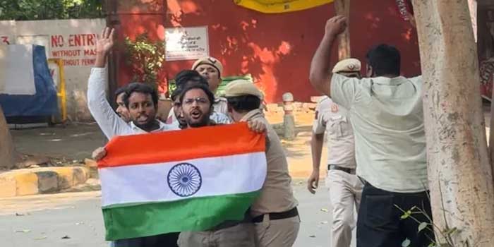 പ്രതിഷേധക്കാർ എത്താതിരിക്കാൻ ഒരാൾ പൊക്കമുള്ള ബാരിക്കേഡുമായി പോലീസ് ജന്തർ മന്തറിന്റെ മുന്നിൽ കാവൽ നിന്നു, പിറകുവശം വഴി സിജെപിയുടെ മിന്നൽ എൻട്രി, പോലീസ് സംഭവമറിഞ്ഞത് സിജെപിയുടെ ഔദ്യോഗിക യുട്യൂബ് ലൈവിലൂടെ... അശുതോള റങ്ക, സൗരവ് ദാസ്, അജിങ്ക്യ ഷിൻഡെ കസ്റ്റഡിയിൽ