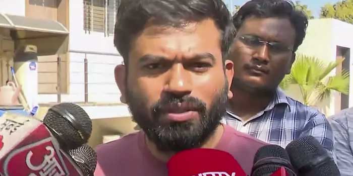 പുലർച്ചെ 3.30-ഓടെ അറസ്റ്റ് പേപ്പറുകളുമായെത്തിയ പോലീസ് ഉടൻതന്നെ ഒപ്പിട്ടുനൽകാൻ ആവശ്യപ്പെട്ടു, പകൽ മുഴുവൻ ഏത് പോലീസ് സ്റ്റേഷനിലാണ് തടങ്കലിൽ വെച്ചിരുന്നതെന്ന വിവരം മാതാപിതാക്കളെയോ അഭിഭാഷകരെയോ അറിയിക്കാതെ, ഡൽഹി പോലീസ് കടുത്ത മാനസിക പീഡനമാണ് നടത്തിയത്, ധൈര്യമുണ്ടെങ്കിൽ എഡിറ്റ് ചെയ്യാത്ത മുഴുവൻ ദൃശ്യങ്ങളും പുറത്തുവിടൂ... വെല്ലുവിളിച്ച് ദീപ്കെ