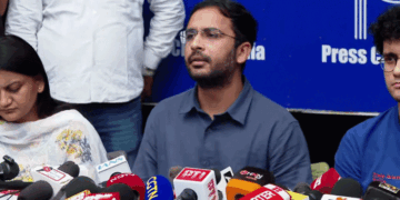 ‘മോദിയും ഷായും ജനങ്ങളോട് യുദ്ധം ചെയ്യുകയാണ്; ഒരൊറ്റ വ്യക്തിയെ സംരക്ഷിക്കാനാണ് ഈ നടപടി എല്ലാം; സർക്കാരിൻ്റെ എന്ത് വിവരമാണ് ഗ്യാനേഷ് കുമാറിൻ്റെ കൈയിൽ ഉള്ളത്. വാരാണസിയിൽ വോട്ട് എണ്ണിയപ്പോൾ മോദി പുറകിൽ ആയിരുന്നു, ഇത് എങ്ങനെ മുന്നോട്ട് വന്നു ? ‘: സിജെപി നേതാക്കൾ