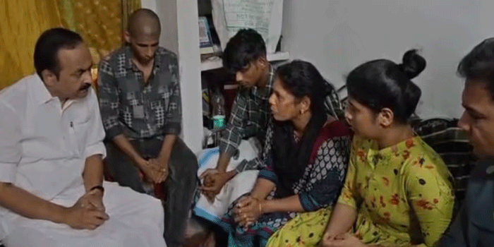 ചേരാനല്ലൂർ അപകടം: ജയബാലകൃഷ്ണന്റെ കുടുംബത്തെ ആശ്വസിപ്പിക്കാൻ മുഖ്യമന്ത്രി വീട്ടിലെത്തി; ജഡ്ജി തെളിവ് നശിപ്പിച്ചെന്ന് ആരോപണം, പരാതി നൽകി; നീതിക്കായുള്ള പോരാട്ടത്തിൽ ഒപ്പമുണ്ടാകുമെന്ന് ഉറപ്പ്