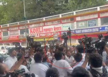 ആൾക്കൂട്ടത്തിനിടയിൽ തൊരപ്പൻ പണിക്കിറങ്ങിയതാ, ഭേഷാ കിട്ടി ബോധിച്ചു… കോൺഗ്രസ് പ്രതിഷേധത്തിനിടെയിലേക്ക് നുഴഞ്ഞുകയറി മോദിയെ അനുകൂലിച്ച് മുദ്രാവാക്യം വിളിച്ചു, വളഞ്ഞിട്ട് പഞ്ചാരിമേളം നടത്തി പ്രതിഷേധക്കാർ… “മോദിക്ക് അനുകൂലമായി ഒരു ഇന്ത്യൻ പൗരൻ മുദ്രാവാക്യം വിളിച്ചപ്പോൾ കോൺഗ്രസ് പ്രവർത്തകർ അയാളെ വളഞ്ഞിട്ട് മർദിച്ചു”- ആരോപണവുമായി ബിജെപി- Video