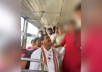 ബസില്‍ വച്ച് പെൺകുട്ടിയുടെ ഇടുപ്പിലൂടെ കൈയ്യിട്ട് കോണ്‍ഗ്രസ് എംഎല്‍എ, പിതൃവാത്സല്യമെന്ന് ന്യായീകരണം, സ്ത്രീകളെ അപമാനിക്കുന്ന കാര്യത്തിൽ ബി.ജെ.പിയും കോൺഗ്രസും പരസ്പരം മത്സരിക്കുകയാണെന്ന് ബിആർഎസ്