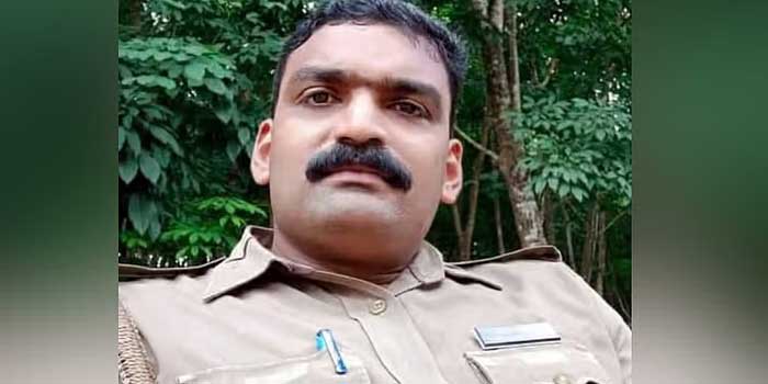 ആരോപണം ശരിയെന്ന് കണ്ടെത്തൽ, പീച്ചി സ്വർണക്കവർച്ചാ കേസ് പ്രതികൾ, കാപ്പാ- ​ഗുണ്ടാ സംഘങ്ങളുമായി സിപിഒ നിശാന്ത് പി. ചന്ദ്രന് അടുത്ത ബന്ധം, സമൂഹമാധ്യമങ്ങളിൽ ക്രിമിനലുകൾക്കൊപ്പമുള്ള ഫോട്ടോകൾ പങ്കുവച്ചു, പോലീസ് ഉദ്യോ​ഗസ്ഥനെ സർവീസിൽ നിന്ന് പിരിച്ചുവിട്ടു