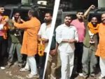പ്രതിഷേധത്തിനെത്തിയ വിദ്യാർഥികളെയും സ്ത്രീകളെയും സംഘം ചേർന്ന് മർദിച്ചു, രണ്ട് പുരുഷൻമാർ പ്രായപൂർത്തിയാകാത്ത കുട്ടിയെ വേലിയിൽ കെട്ടിയിടുന്നതും ആവർത്തിച്ച് ഇടിക്കുന്ന ദൃശ്യങ്ങളും പുറത്ത്... ജയിൽ മോചിതരായ പ്രതിയെ മാലയിട്ട് സ്വീകരിച്ച് ഹിന്ദുരക്ഷാദൾ