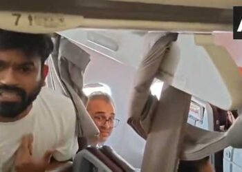 ‘ഇതാണ് നരേന്ദ്ര മോദിയുടെ ഭയം…വരൂ, ഞാൻ അറസ്റ്റ് ചെയ്യപ്പെടാൻ വേണ്ടിയാണ് വന്നത്, എന്നെ അറസ്റ്റ് ചെയ്യൂ,… ഇന്ദിരാഗാന്ധി അടിയന്തരാവസ്ഥക്കാലത്തുപോലും ഇത്തരമൊരു നടപടി സ്വീകരിച്ചിട്ടില്ല’-ദീപ്‌കെ, സിജെപി അഭിഭാഷകയെ വീട്ടിലെത്തി കസ്റ്റഡിയിലെടുക്കാൻ ശ്രമം, ഇതുവരെ 1,100 പേർ കസ്റ്റഡിയിൽ- Video