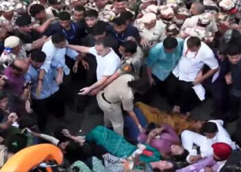 ​ഗ്യാനേഷ് കുമാറിന്റെ കാര്യത്തിൽ രണ്ടിലൊന്ന് തീരുമാനിക്കാതെ പിന്നോട്ടില്ലെന്ന നിലപാടിൽ പ്രതിപക്ഷം!! രാഹുൽ ​ഗാന്ധിയും പ്രിയങ്ക ​ഗാന്ധിയും മുഖ്യമന്ത്രി വിഡി സതീശനും കസ്റ്റഡിയിൽ, രാഹുലിനെ വാഹനത്തിൽ കയറ്റിയത് വലിച്ചിഴച്ച്