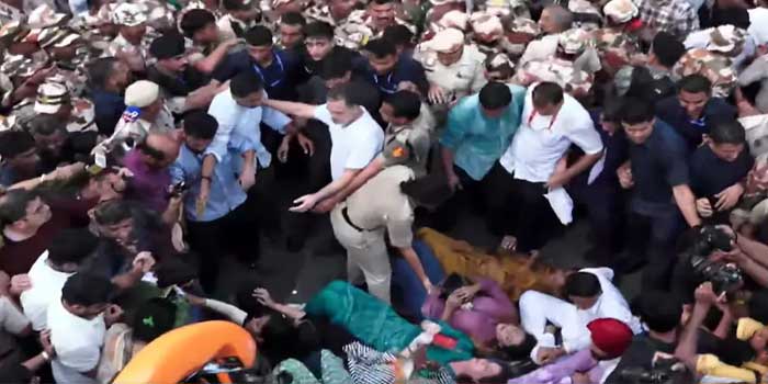 ​ഗ്യാനേഷ് കുമാറിന്റെ കാര്യത്തിൽ രണ്ടിലൊന്ന് തീരുമാനിക്കാതെ പിന്നോട്ടില്ലെന്ന നിലപാടിൽ പ്രതിപക്ഷം!! രാഹുൽ ​ഗാന്ധിയും പ്രിയങ്ക ​ഗാന്ധിയും മുഖ്യമന്ത്രി വിഡി സതീശനും കസ്റ്റഡിയിൽ, രാഹുലിനെ വാഹനത്തിൽ കയറ്റിയത് വലിച്ചിഴച്ച്