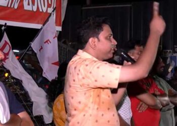 “നെയിം ബോർഡും യൂണിഫോമും ഇല്ലാതെ ഡിവൈഎഫ്ഐ പ്രവർത്തകരുടെ വീട്ടിൽ കയറിയാൽ കണ്ണ് അടിച്ചുപൊട്ടിക്കും!! ഏത് അലിയാണെങ്കിലും ഡിവൈഎഫ്ഐക്ക് ഒരു കണക്കാണ്, സമരം അടിച്ചമർത്താൻ നോക്കിയാൽ ഷൗക്കത്തലിയുടെ പൊടിപോലും കാണില്ല”- കോഴിക്കോട് സിറ്റി പോലീസ് കമ്മീഷണർക്കെതിരെ ഭീഷണിയുമായി ഡിവൈഎഫ്ഐ സംസ്ഥാന കമ്മിറ്റി അംഗം