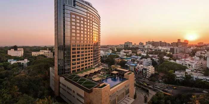 ബെംഗളൂരുവിലെ പഞ്ചനക്ഷത്ര ഹോട്ടലിലെ നീന്തൽക്കുളത്തിൽ വൈദ്യുതാഘാതമേറ്റ് രണ്ട് വിദേശികൾക്ക് ദാരുണാന്ത്യം, രക്ഷിക്കാൻ ശ്രമിച്ച രണ്ട് പേർക്ക് പരിക്ക്, മരിച്ചത് ജർമൻ, സ്ലോവാക്യൻ പൗരന്മാർ, അപകടം നടന്നത് സാധാരണ മുറിയിൽ ഒരു രാത്രി താമസിക്കാൻ കുറഞ്ഞത് 25,000 രൂപ ചെലവാകുന്ന ആഡംബര ഹോട്ടലിൽ
