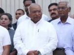 ‘ഞങ്ങൾ ഒറ്റക്കെട്ടായി ഇവിടെ ഒത്തുകൂടിയിരിക്കുകയാണ്, ഇവിടെ സമാന്തര സമരങ്ങളൊന്നുമില്ല, ഒരേയൊരു സമരമേയുള്ളൂ... ആ സമരത്തിന് ഒരേയൊരു ലക്ഷ്യമേയുള്ളൂ, ഇന്ത്യയിൽ ജനാധിപത്യം പുനഃസ്ഥാപിക്കുക... ഡൽഹിയിൽ ഇന്ത്യാ സംഖ്യത്തിന്റെ സംയുക്ത വാർത്താസമ്മേളനം