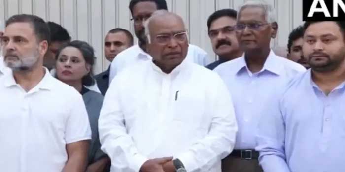 ‘ഞങ്ങൾ ഒറ്റക്കെട്ടായി ഇവിടെ ഒത്തുകൂടിയിരിക്കുകയാണ്, ഇവിടെ സമാന്തര സമരങ്ങളൊന്നുമില്ല, ഒരേയൊരു സമരമേയുള്ളൂ... ആ സമരത്തിന് ഒരേയൊരു ലക്ഷ്യമേയുള്ളൂ, ഇന്ത്യയിൽ ജനാധിപത്യം പുനഃസ്ഥാപിക്കുക... ഡൽഹിയിൽ ഇന്ത്യാ സംഖ്യത്തിന്റെ സംയുക്ത വാർത്താസമ്മേളനം