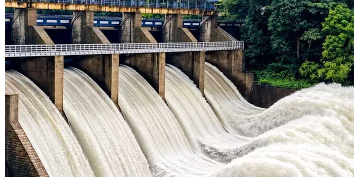 ഇടുക്കിയിൽ കനത്ത മഴ, കല്ലാർ ഡാമിന്റെ ഷട്ടറുകൾ തുറന്നു, ഡാമിലെ വെള്ളം ഒഴുക്കിവിടുന്ന സാഹചര്യത്തിൽ ചിന്നാർ, കല്ലാർ പുഴകളുടെ ഇരുകരകളിൽ താമസിക്കുന്നവർ തീരത്തു ജാഗ്രത പാലിക്കണം- കളക്ടർ!! അടിമാലി-മൂന്നാർ റൂട്ടിൽ ഗതാഗതം നിരോധിച്ചു