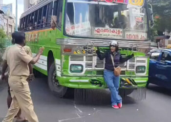ഹോൺ മുഴക്കി കടന്നുപോകുന്നതിനിടെ ബൈക്ക് യാത്രക്കാരെ ഇടിച്ചിട്ട് ബസ് ഡ്രൈവര്‍, ചോദ്യം ചെയ്തതോടെ വീണ്ടും വീണ്ടും ഇടിച്ചു, ബസ് തടഞ്ഞ് യുവതി