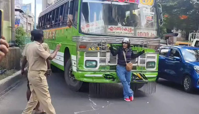 ഹോൺ മുഴക്കി കടന്നുപോകുന്നതിനിടെ ബൈക്ക് യാത്രക്കാരെ ഇടിച്ചിട്ട് ബസ് ഡ്രൈവര്, ചോദ്യം ചെയ്തതോടെ വീണ്ടും വീണ്ടും ഇടിച്ചു, ബസ് തടഞ്ഞ് യുവതി