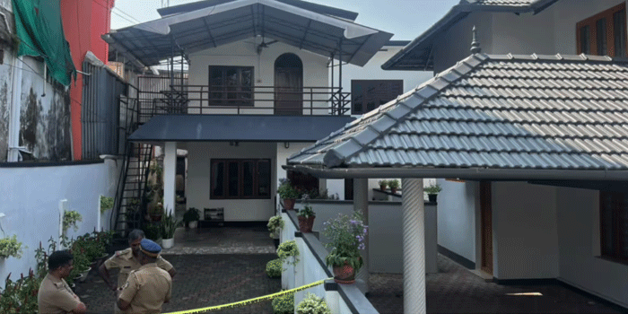 ബന്ധുക്കൾ ഫോണിൽ വിളിച്ചിട്ട് പ്രതികരണമില്ല ; ചങ്ങനാശ്ശേരിയിൽ  മാതാപിതാക്കളെയും മകനെയും തൂങ്ങി മരിച്ച നിലയിൽ കണ്ടെത്തി;  അസ്വാഭാവിക മരണത്തിന് കേസെടുത്ത് പോലീസ്