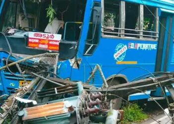 ഓടിക്കുന്നതിനിടെ ദേഹാസ്വാസ്ഥ്യം, ബസ് ഇടിപ്പിച്ചുനിർത്തിയത് കെഎസ്ഇബി ട്രാൻസ്ഫോർമറിൽ, ഇടിയുടെ ആഘാത്തതിൽ ട്രാൻസ്‌ഫോർമർ തകർന്നു, യാത്രക്കാർ സുരക്ഷിതർ