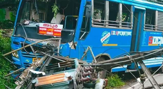 ഓടിക്കുന്നതിനിടെ ദേഹാസ്വാസ്ഥ്യം, ബസ് ഇടിപ്പിച്ചുനിർത്തിയത് കെഎസ്ഇബി ട്രാൻസ്ഫോർമറിൽ, ഇടിയുടെ ആഘാത്തതിൽ ട്രാൻസ്‌ഫോർമർ തകർന്നു, യാത്രക്കാർ സുരക്ഷിതർ