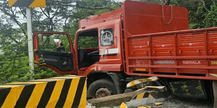 ലോറി താമരശ്ശേരി ചുരം ഒൻപതാംവളവിൽ നിയന്ത്രണം ലോറി അപടത്തിൽ പെട്ടു;  സംരക്ഷണഭിത്തി ഇടിച്ചു പൊളിച്ചു;  കൊക്കയിലേക്ക് പതിക്കാതിരുന്നത് തലനാരിഴയ്ക്ക്;  ഡ്രൈവറും, ക്ലീനറും ചാടി രക്ഷപ്പെട്ടു