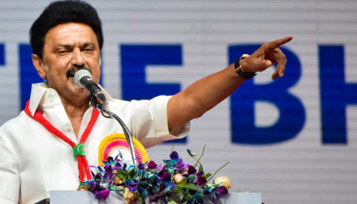 റോഡ്‌ഷോ’ നടത്തണോ ‘റെയ്ഡ്‌ഷോ’ നടത്തണോയെന്നാണ് മുഖ്യമന്ത്രിയുടെ ആലോചന, ഇതുകൊണ്ടൊന്നും ഡിഎംകെ പ്രവർത്തകർ ഭയപ്പെടില്ല, അഴിമതിക്കാരെ പാർട്ടിയിൽ എടുത്തു കഴുകി ശുദ്ധീകരിക്കുന്ന പ്രസ്ഥാനമായി ടിവികെ മാറി, വിജയ്‌ക്കെതിരെ വിമര്‍ശനവുമായി എം കെ സ്റ്റാലിന്‍