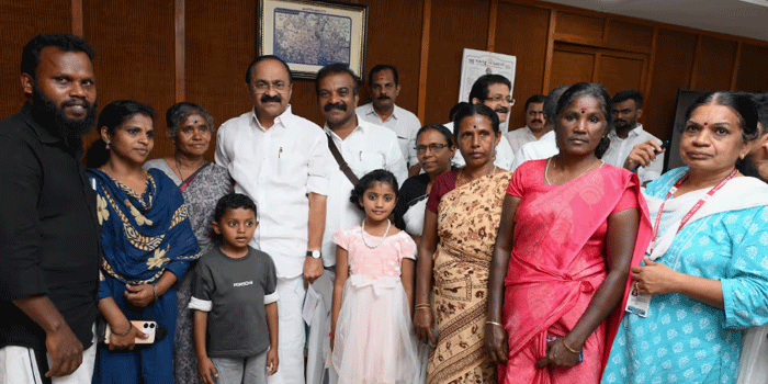 അട്ടപ്പാടി മധുവിന്റെ അമ്മയും സഹോദരിയും മുഖ്യമന്ത്രിയെ കാണാനെത്തി;  വീടും ജോലിയും ഉറപ്പുനൽകി വി.ഡി സതീശൻ; ഒരു മാസത്തിനകം വീട് നിർമിച്ചുനൽകും