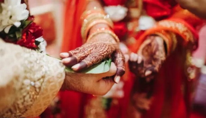 ഫോണ്‍ പരിശോധിച്ചപ്പോള്‍ കണ്ടത് 15 സ്ത്രീകളുമായി അശ്ലീല ചാറ്റ്, ചോദ്യം ചെയ്തപ്പോള്‍ മര്‍ദനം, മൂന്നാം ഭര്‍ത്താവിനെതിരെ പരാതിയുമായി യുവതി,   വിവാഹം കഴിഞ്ഞ് ദിവസങ്ങള്‍ മാത്രം