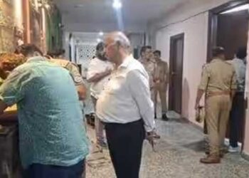 ‘ഞാൻ ഒരു സ്ത്രീയാണ്, ലിംഗമാറ്റ ശസ്ത്രക്രിയ നടത്തണം’… സ്ത്രീകളെപ്പോലെ വസ്ത്രം ധരിക്കാനും, ഒരുങ്ങി നടക്കാനുമുള്ള ആ​ഗ്രഹത്തെ അമ്മ എതിർത്തു, പകരം കൗൺസലിങ്ങിന് വിധേയനാകാൻ ഉപ​ദേശിച്ചു, അമ്മ അടുക്കളയിലേക്ക് പോകുന്നതിനിടെ പുറകിൽനിന്ന് മാസ്റ്റർ റെഞ്ച് കൊണ്ട് തലയ്ക്ക് അടിച്ച് കൊലപ്പെടുത്തി, 17കാരൻ കസ്റ്റഡിയിൽ