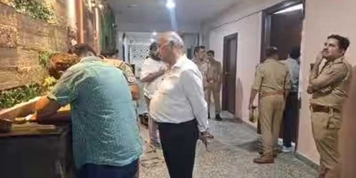 ‘ഞാൻ ഒരു സ്ത്രീയാണ്, ലിംഗമാറ്റ ശസ്ത്രക്രിയ നടത്തണം’… സ്ത്രീകളെപ്പോലെ വസ്ത്രം ധരിക്കാനും, ഒരുങ്ങി നടക്കാനുമുള്ള ആഗ്രഹത്തെ അമ്മ എതിർത്തു, പകരം കൗൺസലിങ്ങിന് വിധേയനാകാൻ ഉപദേശിച്ചു, അമ്മ അടുക്കളയിലേക്ക് പോകുന്നതിനിടെ പുറകിൽനിന്ന് മാസ്റ്റർ റെഞ്ച് കൊണ്ട് തലയ്ക്ക് അടിച്ച് കൊലപ്പെടുത്തി, 17കാരൻ കസ്റ്റഡിയിൽ