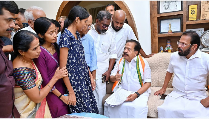 നെന്മാറ ഇരട്ടക്കൊലപാതകം: കൊല്ലപ്പെട്ട സുധാകരന്റെ മകൾക്ക് ഉടൻ സർക്കാർ ജോലി നല്‍കും, കുടുംബത്തിനൊപ്പമെന്ന് രമേശ് ചെന്നിത്തല