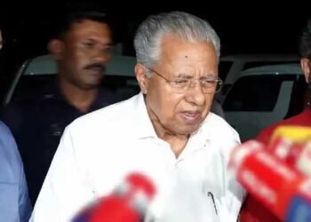 കസ്റ്റഡിയിലെടുത്ത പ്രതിപക്ഷ നേതാവിന് ഭക്ഷണവും മരുന്നും എത്തിക്കാൻ വേണ്ട നിർദേശം നൽകി മുഖ്യമന്ത്രി… ‘അടിയന്തരാവസ്ഥക്കാലത്ത് ശാരീരികമായ മർദനമാണ് നേരിട്ടത്, ഇന്ന് ഞങ്ങളെ മാനസികമായി തളർത്താനാണ് ശ്രമിച്ചത്, അങ്ങനെ തളർന്നുപോകുന്നവരല്ല ഞങ്ങളാരും…. ഞങ്ങളെ കയറ്റിയ ബൊലീറോ ജീപ്പ് പോലീസ് സ്‌റ്റേഷനിലെത്തിച്ചത് മൂന്നര മണിക്കൂറോളം ചുറ്റിക്കറങ്ങിയ ശേഷം’- പിണറായി