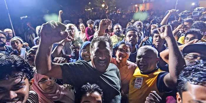 കോർപ്പറേഷൻ പറഞ്ഞു, നടൻ പ്രകാശ് രാജ് പങ്കെടുക്കേണ്ട പരിപാടിയിൽ മൈക്ക് പിടിച്ചെടുക്കാനെത്തി പോലീസ്, പൊതുജനങ്ങൾ വളഞ്ഞതോടെ മുങ്ങി!! മാനവീയം വീഥിയിൽ നടത്തുന്ന സമരപരിപാടികൾ പോലീസിനെ ഉപയോ​ഗിച്ച് പൊളിക്കാൻ നീക്കം