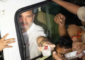 ‘രോഷാകുലരാകാതെ- അൽപ്പം വെള്ളം കുടിക്കൂ, നിങ്ങൾ നിങ്ങളുടെ ജോലിയാണ് ചെയ്യുന്നത്’…. തന്നെ അറസ്റ്റ് ചെയ്ത പോലീസുകാർക്ക് വെള്ളം നൽകി രാഹുൽ ​ഗാന്ധി!! “ഈ രാജ്യത്ത് ഭരണഘടനയ്ക്ക് എന്താണ് വില? ഭരണഘടനയ്ക്കായി ഞങ്ങൾ ജീവൻ പോലും സമർപ്പിക്കും ഞങ്ങൾക്ക് അതിനായി നൽകേണ്ടിവരുന്ന വില എത്രയായാലും പ്രശ്നമില്ല- പ്രിയങ്ക… Video