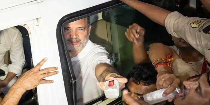 ‘രോഷാകുലരാകാതെ- അൽപ്പം വെള്ളം കുടിക്കൂ, നിങ്ങൾ നിങ്ങളുടെ ജോലിയാണ് ചെയ്യുന്നത്’…. തന്നെ അറസ്റ്റ് ചെയ്ത പോലീസുകാർക്ക് വെള്ളം നൽകി രാഹുൽ ​ഗാന്ധി!! “ഈ രാജ്യത്ത് ഭരണഘടനയ്ക്ക് എന്താണ് വില? ഭരണഘടനയ്ക്കായി ഞങ്ങൾ ജീവൻ പോലും സമർപ്പിക്കും ഞങ്ങൾക്ക് അതിനായി നൽകേണ്ടിവരുന്ന വില എത്രയായാലും പ്രശ്നമില്ല- പ്രിയങ്ക… Video
