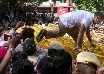 ‘ഞങ്ങൾക്ക് ഇവിടെ ഇരിക്കുന്നതിൽ പ്രശ്നമില്ല, കിടക്കാൻ മെത്തകളുണ്ട്, ശൗചാലയമുണ്ട്, ചായയും ലഭ്യമാണ്, ആവശ്യമുള്ളത്രയും സമയം ഞങ്ങൾ ഇവിടെ ഇരിക്കും’… ഒമ്പത് മണിക്കൂർ ധർണ, ഒടുവിൽ രാഹുൽ ഗാന്ധിയും പ്രിയങ്കയും കസ്റ്റഡിയിൽ, ഇന്ദ്രപ്രസ്ഥത്തിൽ പ്രതിപക്ഷ പ്രതിഷേധം ശക്തം