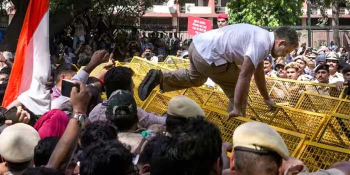 ‘ഞങ്ങൾക്ക് ഇവിടെ ഇരിക്കുന്നതിൽ പ്രശ്നമില്ല, കിടക്കാൻ മെത്തകളുണ്ട്, ശൗചാലയമുണ്ട്, ചായയും ലഭ്യമാണ്, ആവശ്യമുള്ളത്രയും സമയം ഞങ്ങൾ ഇവിടെ ഇരിക്കും’… ഒമ്പത് മണിക്കൂർ ധർണ, ഒടുവിൽ രാഹുൽ ഗാന്ധിയും പ്രിയങ്കയും കസ്റ്റഡിയിൽ, ഇന്ദ്രപ്രസ്ഥത്തിൽ പ്രതിപക്ഷ പ്രതിഷേധം ശക്തം