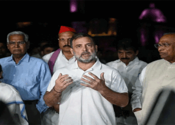 ‘അവിശ്വസനീയമായ ഒരു കൂടിക്കാഴ്ചയ്ക്കാണ് ഞാൻ സാക്ഷിയായത്,  മോദി, അമിത് ഷാ, ​ഗ്യാനേഷ് കുമാർ എന്നിവർ ഇന്ത്യൻ ജനാധിപത്യത്തെ തകർക്കാൻ ​ഗൂഢാലോചന നടത്തിയെന്നും  ‘വോട്ട് മോഷണ’ത്തെക്കുറിച്ചും രാഷ്ട്രപതിയ്ക്ക് നിവേദനം നല്കി; അവർ അത് അം​ഗീകരിച്ചു‘