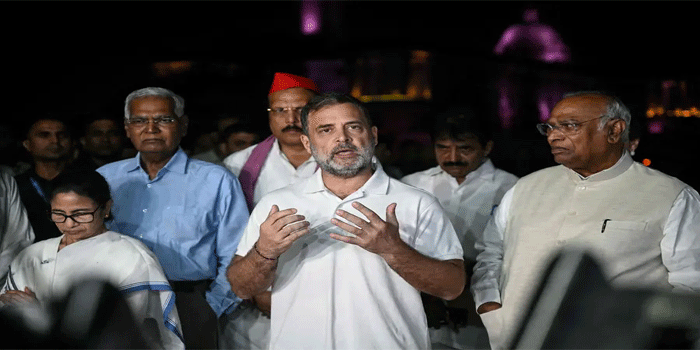 ‘അവിശ്വസനീയമായ ഒരു കൂടിക്കാഴ്ചയ്ക്കാണ് ഞാൻ സാക്ഷിയായത്,  മോദി, അമിത് ഷാ, ​ഗ്യാനേഷ് കുമാർ എന്നിവർ ഇന്ത്യൻ ജനാധിപത്യത്തെ തകർക്കാൻ ​ഗൂഢാലോചന നടത്തിയെന്നും  ‘വോട്ട് മോഷണ’ത്തെക്കുറിച്ചും രാഷ്ട്രപതിയ്ക്ക് നിവേദനം നല്കി; അവർ അത് അം​ഗീകരിച്ചു‘