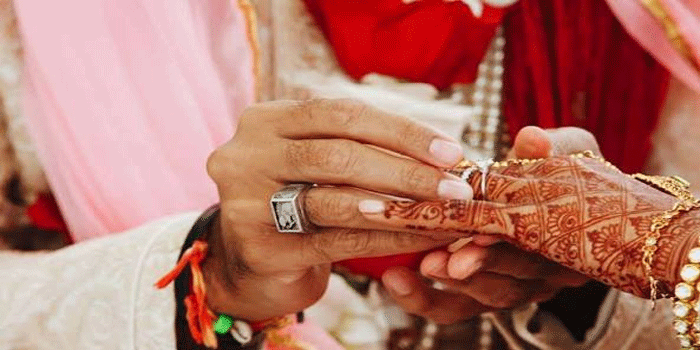 “ഞങ്ങൾക്ക് വോട്ട് ചെയ്യൂ, നിങ്ങളുടെ അവിവാഹിതരായ ആൺമക്കളെ ഞങ്ങൾ വിവാഹം കഴിപ്പിക്കും”;  കോൺ​ഗ്രസ് എംഎൽഎയുടെ തിരഞ്ഞെടുപ്പ് വാ​ഗ്ദാനം വിവാദത്തിൽ