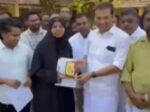 മഹാരാജാസിലെ ബിരുദദാനച്ചടങ്ങ് അലങ്കോലമായി, മന്ത്രി പങ്കെടുക്കുന്ന പരിപാടി നടക്കുന്ന സ്ഥലത്തെത്തി നേരിട്ട് കണ്ട് സർട്ടിഫിക്കറ്റ് ഏറ്റുവാങ്ങി ഒന്നാം റാങ്കുകാരി, റോജി എം. ജോണിനെ തിരിച്ചയച്ച സംഭവത്തിൽ 40 പേർക്കെതിരെ കേസ്, വിദ്യാർഥികൾ ചോദ്യങ്ങൾ ചോദിക്കുക മാത്രമാണ് ചെയ്തത്- എം.വി ഗോവിന്ദൻ