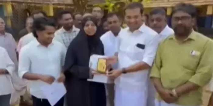 മഹാരാജാസിലെ ബിരുദദാനച്ചടങ്ങ് അലങ്കോലമായി, മന്ത്രി പങ്കെടുക്കുന്ന പരിപാടി നടക്കുന്ന സ്ഥലത്തെത്തി നേരിട്ട് കണ്ട് സർട്ടിഫിക്കറ്റ് ഏറ്റുവാങ്ങി ഒന്നാം റാങ്കുകാരി, റോജി എം. ജോണിനെ തിരിച്ചയച്ച സംഭവത്തിൽ 40 പേർക്കെതിരെ കേസ്, വിദ്യാർഥികൾ ചോദ്യങ്ങൾ ചോദിക്കുക മാത്രമാണ് ചെയ്തത്- എം.വി ഗോവിന്ദൻ