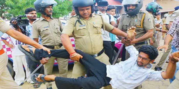 എസ്എഫ്ഐ പ്രതിഷേധത്തിനിടെ പോലീസുമായി ഉന്തും തള്ളും, മദ്യപിച്ചെത്തിയ സിവിൽ പോലീസ് ഓഫീസർ കയ്യിൽ കിടന്ന ഇടിവളയൂരി പ്രതിഷേധക്കാരെ നേരിട്ടു- സിപിഒ ഷഫാദിന് സസ്പെൻഷൻ