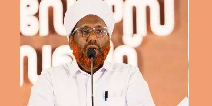 ലീഗ് പുറത്താക്കിയ കെ.എസ് ഹംസ ലീഗ് പ്രതിനിധിയാണെന്ന് പറയുന്നത് പോലെയാണ് സമസ്ത പുറത്താക്കിയ ആളെ സമസ്ത പ്രതിനിധിയെന്ന് പറയുന്നത്, സുന്നികൾ ലീഗുമായി കലഹിക്കണമെന്ന് ആഗ്രഹിക്കുന്ന അസുന്നികൾ ലീഗ് നേതൃത്വത്തിലുണ്ട്, ഇവർക്ക് നേതൃത്വം വഴങ്ങരുതായിരുന്നു, 'ഇരു സമസ്തകളെയും ഒഴിവാക്കാൻ ഗൂഢാലോചന നടന്നു- റഹ്മത്തുല്ല സഖാഫി!! ലീഗ് നേതൃത്വം ഇന്ന്