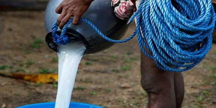 എന്നാലും ബല്ല്യ ചെയ്ത്തായി പോയിട്ടോ, ശത്രുക്കളോട് പോലും ഇങ്ങനെ ചെയ്യല്ലേ… ഒരു തുള്ളി അന്തിക്കള്ളിനായി ദാഹിച്ച് എടക്കടവ് ഷാപ്പിലിരിക്കുന്ന പാവം ചേട്ടന്മാർ… പ്രകാശൻ ചേട്ടൻ ചെത്തി താഴെയിറക്കിയത് കള്ളാണെന്നറിയാതെ 10 ലിറ്റർ കള്ള് മറിച്ചുകളഞ്ഞ് കന്നാസുമായി കടന്നു, ആക്രി പെറുക്കുന്ന അസം സ്വദേശികളായ ദമ്പതികളെ ഓടിച്ചിട്ട് പിടിച്ച് പണം ഈടാക്കി നാട്ടുകാർ