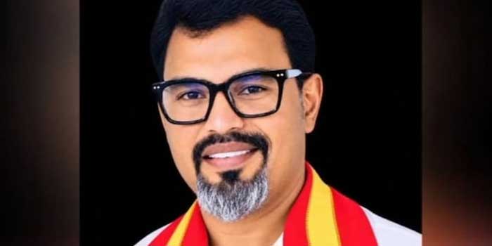 കനത്ത മഴയിൽ ബസ് കാത്തുനിന്ന കോളേജ് വിദ്യാർഥിനിക്കും സുഹൃത്തിനും ലിഫ്റ്റ് വാഗ്ദാനം ചെയ്തു, സുഹൃത്ത് ഇറങ്ങിയ പിന്നാലെ കാർ നിർത്തിയ ശേഷം പെൺകുട്ടിക്കു നേരെ ലൈം​ഗികാതിക്രമം, ടിവികെ നേതാവ് അറസ്റ്റിൽ