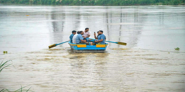 യമുനാ നദി 30 കിലോമീറ്റർ ശുചീകരിച്ചെന്ന് മനോജ് തിവാരി; ‘എങ്കിൽ വരൂ, കുഞ്ച് ഘാട്ടിലെ നദീജലം കുടിക്കൂ‘വെന്ന് എഎപിയുടെ വെല്ലുവിളി